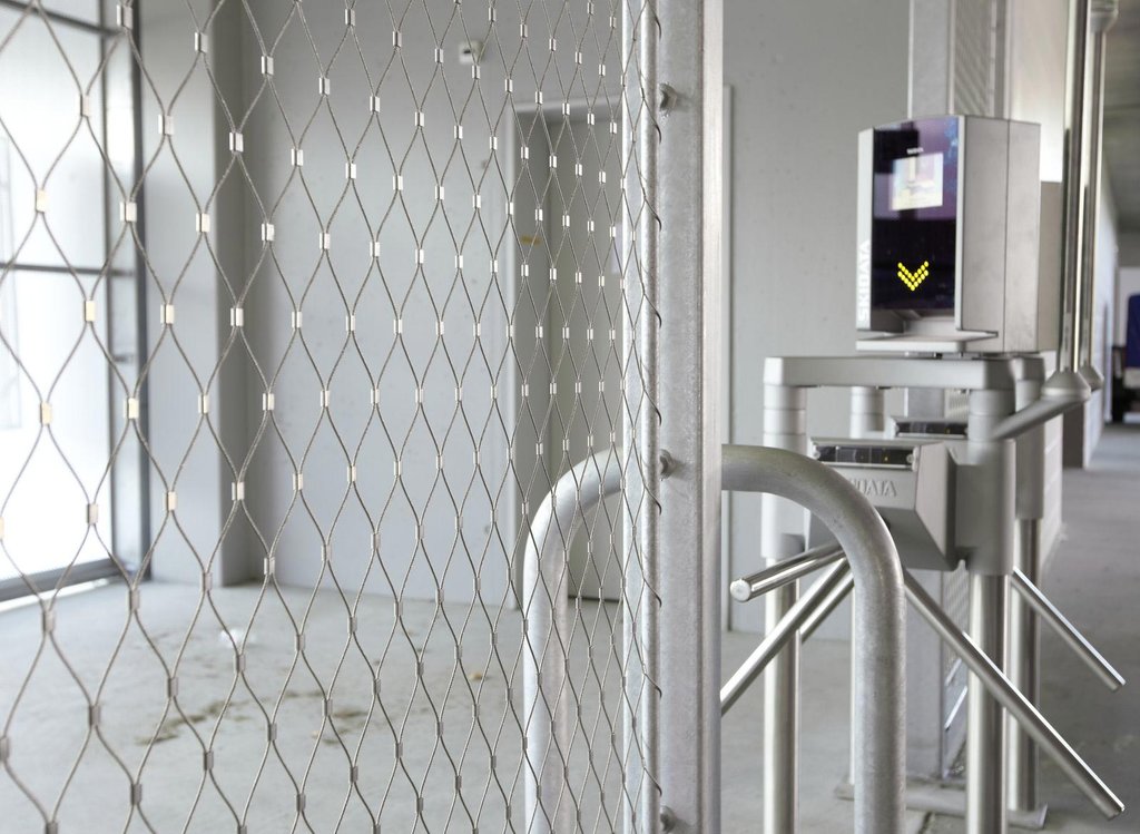 编织型不锈钢绳网在动物园防护与高空防坠中的应用要点